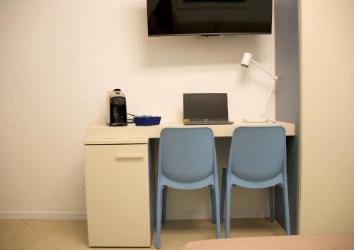 a desk with two chairs and a laptop on it at Giosalea Tropea in Tropea