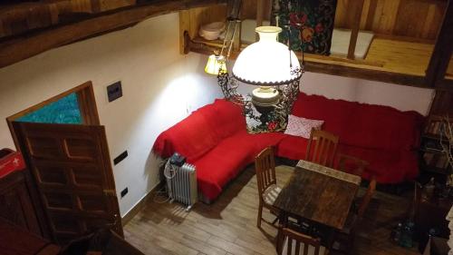 an overhead view of a living room with a red couch at Casa Weiss-Cetățele in Şurdeşti