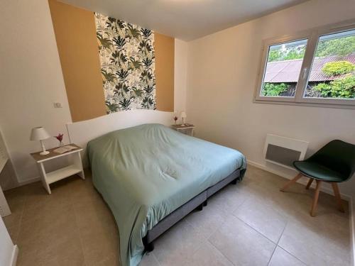 une chambre avec un lit, une chaise et une fenêtre dans l'établissement les Gîtes de Sophie 85 gîte Coquelicot 2 personnes, à Saint-Gervais