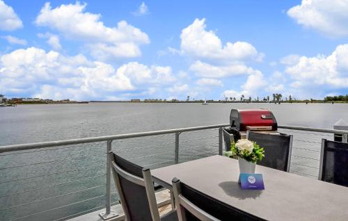 een tafel met bloemen op een boot bij Hausboot in Olpenitz