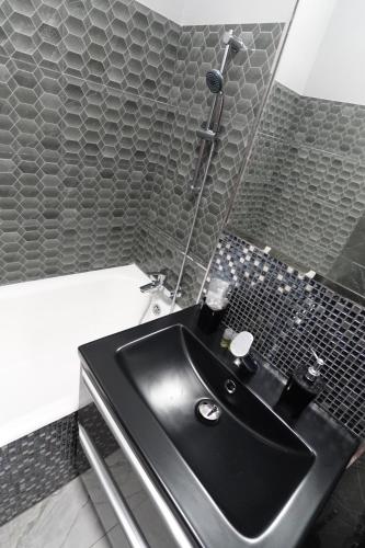 Ένα μπάνιο στο Silver studio at just 8 minutes distance of center