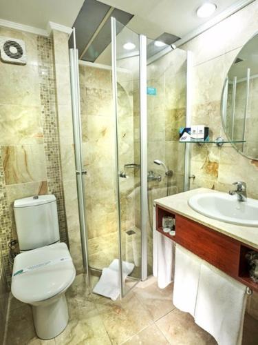 Bilik mandi di Feronya Hotel