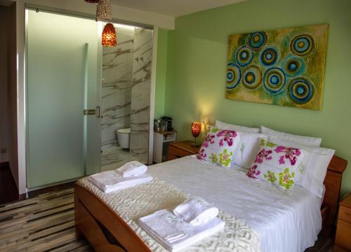 a bedroom with a bed with towels on it at Recanto Transmontano in Macedo de Cavaleiros