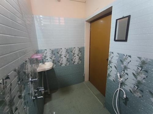 a bathroom with a sink and a shower at Kanna Garden by Bodhi Bungalows in Kolli Hills