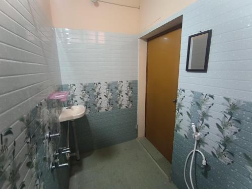 a bathroom with a shower and a sink in it at Kanna Garden by Bodhi Bungalows in Kolli Hills
