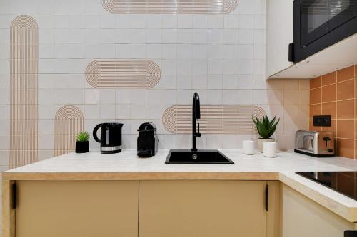 - une cuisine avec un comptoir et une cafetière dans l'établissement Superb apartment -1BR-4P- Montmartre, à Paris