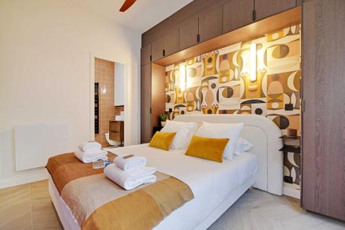 une chambre avec un grand lit blanc avec des serviettes dessus dans l'établissement Superb apartment -1BR-4P- Montmartre, à Paris
