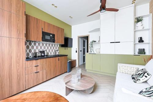 un salon avec un canapé et une table dans l'établissement NEW Suite Appartement Havre Ébène 1BR 4 étoiles, à Paris