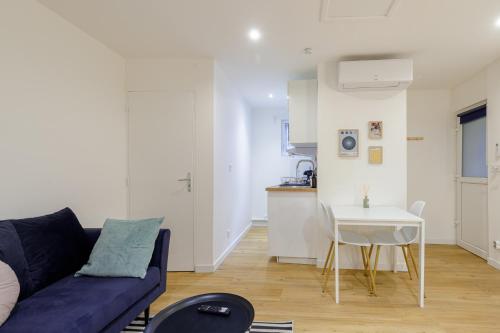 un salon avec un canapé et une table dans l'établissement Havre Provençal - Appartement Confort - Centre ville, à Montélimar