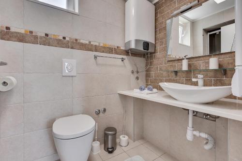 Ένα μπάνιο στο Villa Ella - swimming pool, garden, baby friendly