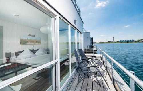een balkon met stoelen en een bank op een cruiseschip bij Marina Rainbow in Olpenitz