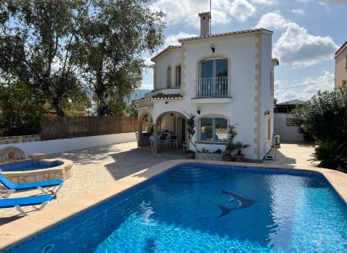 Hồ bơi trong/gần Chalet en la Playa con Piscina Privada - holaVivienda Inmobiliaria