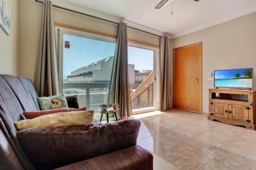 Et tv og/eller underholdning på La Concha Beach Apartments with pool for kids!