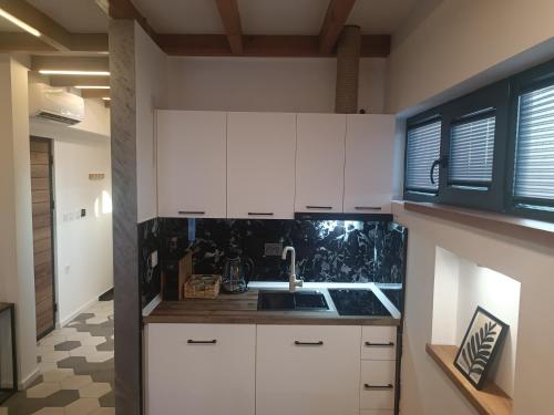 Kuchyň nebo kuchyňský kout v ubytování Square Luxury Apartments