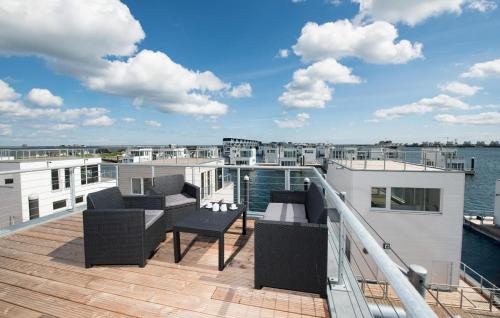 een balkon met stoelen en tafels op een boot bij Bente in Olpenitz