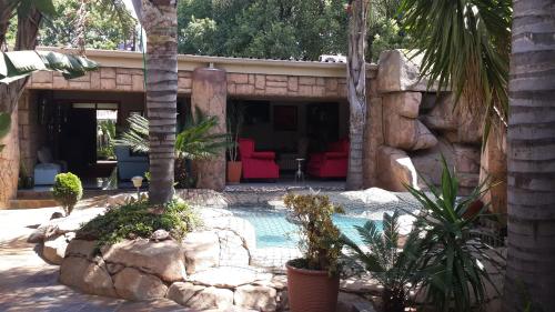 Бассейн в Eagle Rock Executive Guest House или поблизости