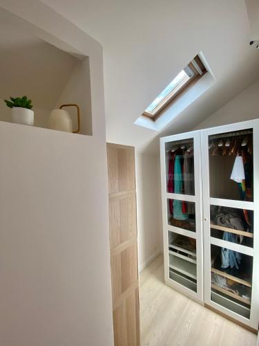 Cette chambre comprend un dressing lumineux. dans l'établissement Jolie maison rénovée avec jardin proche Paris, à Montigny-lès-Cormeilles