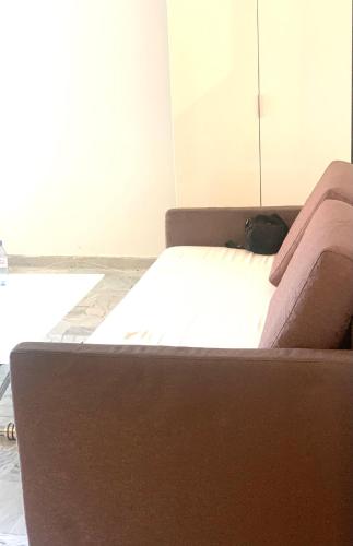un lit avec un chat installé au-dessus dans l'établissement spacieux Bel appartement 4 personnes centre Menton, à Menton