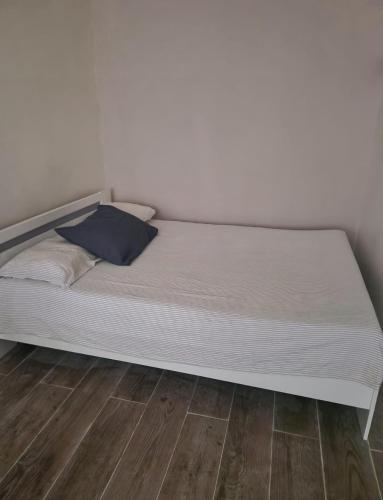 Cette chambre comprend un grand lit et du parquet. dans l'établissement spacieux Bel appartement 4 personnes centre Menton, à Menton