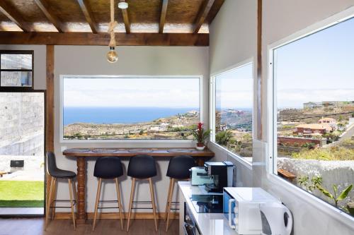 a kitchen with a view of the ocean at Alojamientos Serendipity FM in Icod de los Vinos