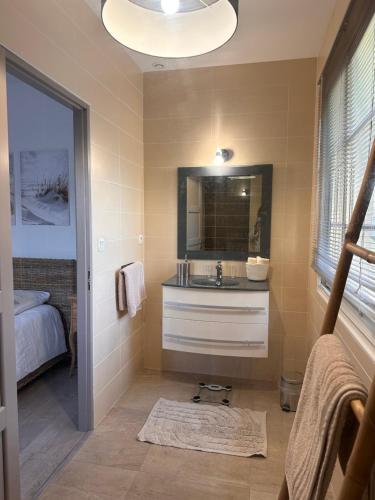 Koupelna v ubytování Chambre d hôte village aéronautique Biscarrosse