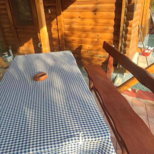 a picnic table and two chairs in a cabin at Seoski Turizam Feniks apartman Davidovi Psalmi in Kosjerić
