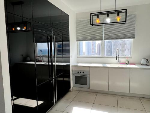 Kuchyň nebo kuchyňský kout v ubytování Prince Palace Netanya South Beach