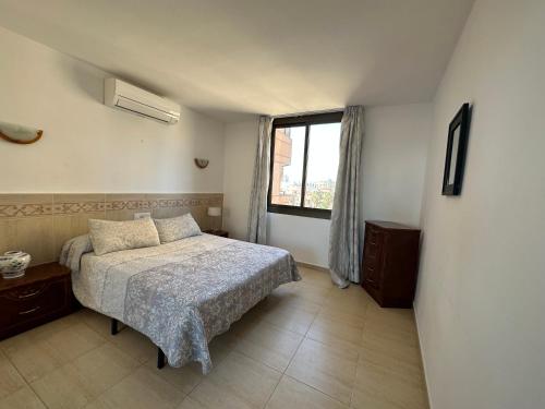 Un pat sau paturi într-o cameră la Las palmeras Beach