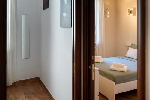 a small bedroom with a small bed in a room at Sleeping in Orte Apartments in Orte