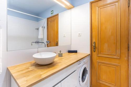 un bagno con lavandino e lavatrice di Bela Vista in Almada Velha ad Almada