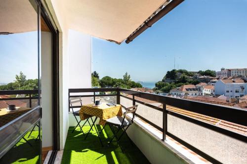 a balcony with a table and chairs and a view at Bela Vista in Almada Velha in Almada