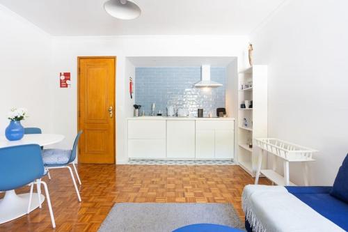 a living room with a couch and a table and a kitchen at Bela Vista in Almada Velha in Almada