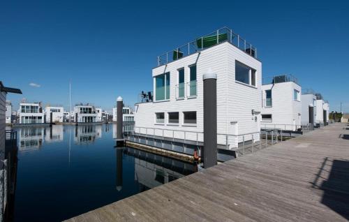 Το κτήριο όπου στεγάζεται  το πλωτό κατάλυμα