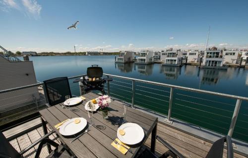 Θέα στο ποτάμι κοντά σε αυτό το πλωτό κατάλυμα