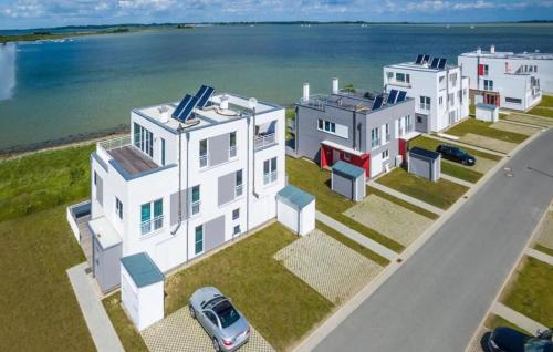 een luchtfoto van een rij huizen naast het water bij Annas Heimat Am Meer in Olpenitz