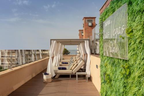 a hammock on the roof of a balcony with the ocean at Hotel Las Vegas in Salou