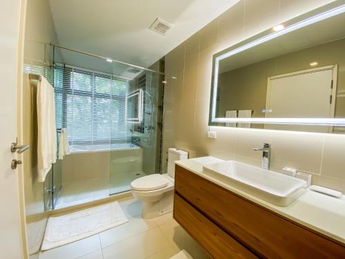 Koupelna v ubytování The Deck condominium Patong beach