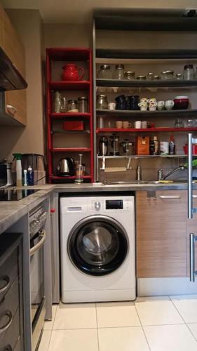 une cuisine avec une machine à laver dans une cuisine dans l'établissement Appartement IM T2 ds hôtel particulier proche Palais des Papes, à Avignon