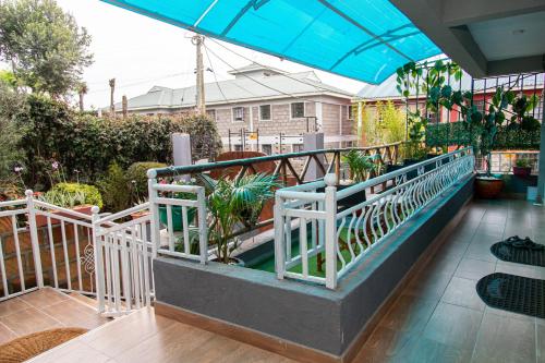 Balkoni atau teres di CynRose Suites
