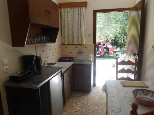 Η κουζίνα ή μικρή κουζίνα στο GERAMIA