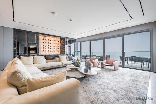 Picturesque 3BR with Assistant Room in The One JBR by Deluxe Holiday Homes