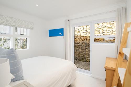 un dormitorio con una cama y una ventana en Lakeside Ocean Breeze, en Ciudad del Cabo