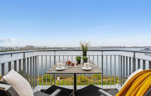 einen Tisch auf einem Balkon mit Blick auf das Wasser in der Unterkunft Hafenjuwel in Olpenitz