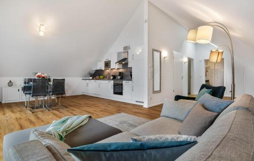 ein Wohnzimmer mit Couch und Küche in der Unterkunft Hafenjuwel in Olpenitz