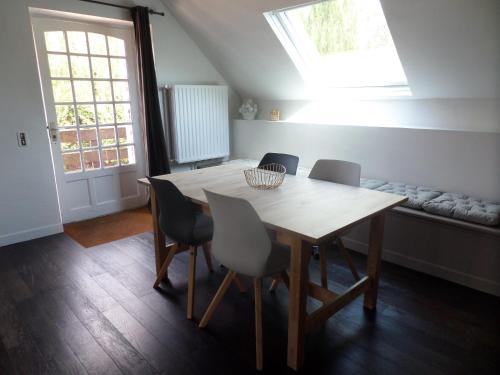 une salle à manger avec une table et des chaises et une fenêtre dans l'établissement escapade à la campagne, à Méry-ès-Bois