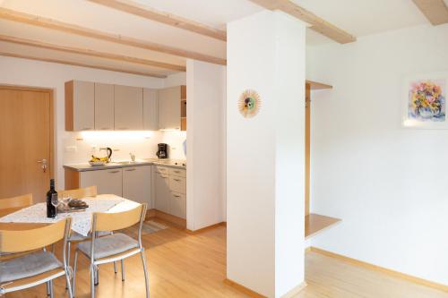 キエーネスにあるApartment Getzenbergerhofのテーブルと椅子のあるキッチンとダイニングルーム