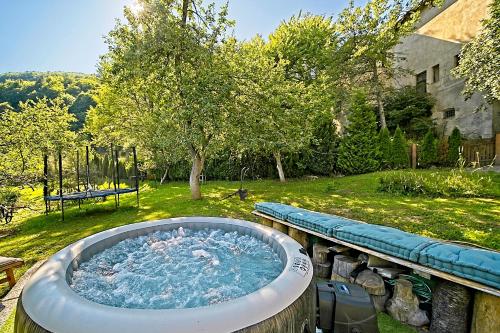 Kuća "Karličevi" s rustikalnim interijerom, okružena prirodom