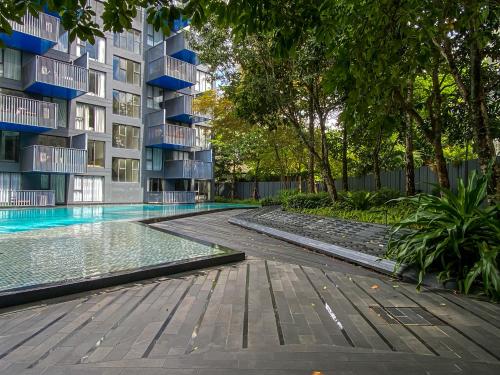 Bazén v ubytování The Deck condominium Patong beach nebo v jeho okolí