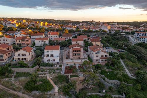 Pemandangan umum bagi Mali Lošinj atau pemandangan bandar yang diambil dari apartmen