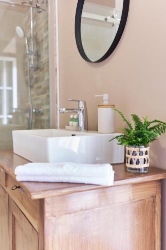 une salle de bain avec un lavabo et un miroir dans l'établissement RENAISSANCE, à Saint-Germain-du-Plain